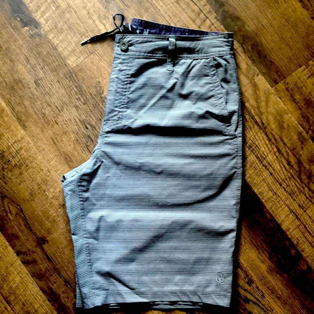 🏜🏜🏜 HANG TEN SHORTS SIZE 34, EUC BUTTON AND DRAW STRING WAIST 🏜🏜🏜